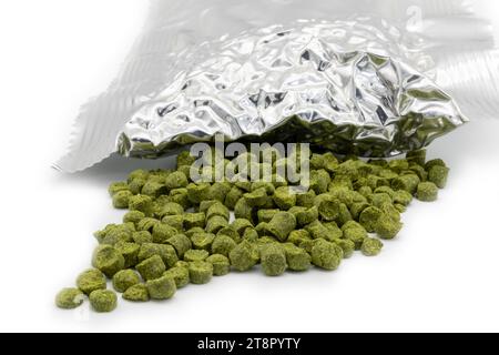 Sac en aluminium avec granulés de houblon aspirés avec un tas de granulés de houblon vert - Žatec, République tchèque Banque D'Images