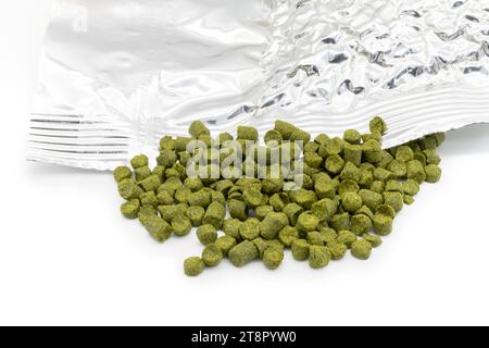 Sac en aluminium avec granulés de houblon aspirés avec un tas de granulés de houblon vert - Žatec, République tchèque Banque D'Images