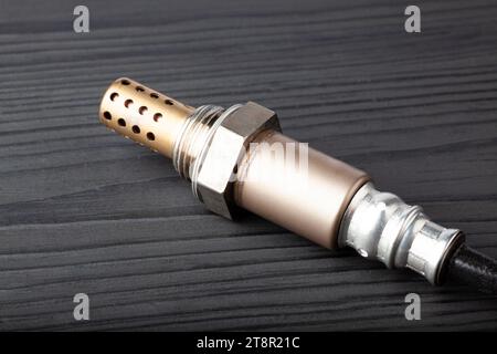 Capteur d'oxygène pour moteurs à essence et diesel sur table en bois. la sonde lambda est un composant fiable pour optimiser les performances de votre voiture. Banque D'Images