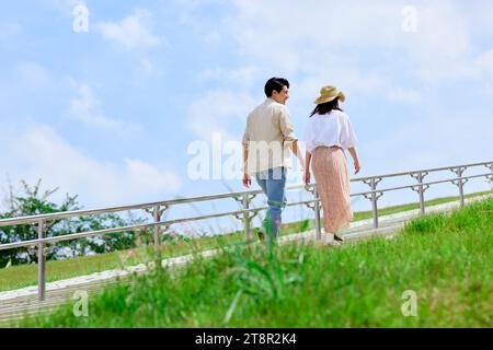 Jeune couple japonais au parc de la ville Banque D'Images