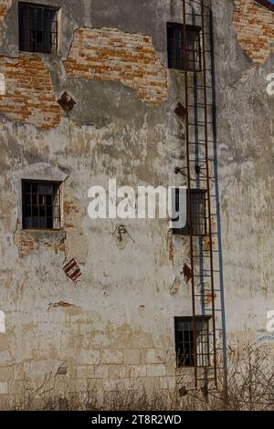 Extérieur de l'ancien bâtiment en brique avec évacuation de feu rouillé. Banque D'Images