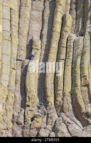 EDITORIAL : DEVILS TOWER, CROOK COUNTY, WYOMING, ÉTATS-UNIS, SEPTEMBRE 8, 2023 - Mountaineers montant la Tour des Diables, vu du chemin autour Banque D'Images