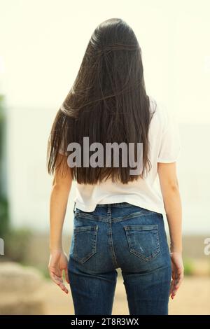 Vue arrière slim femme en jeans Banque D'Images