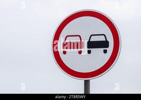 Panneau rond « No Passing » isolé sur blanc. Banque D'Images