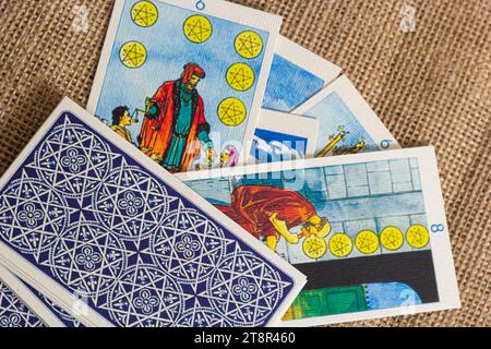 Arrière-plan avec pile de cartes de tarot, le principal pont d'arcana. La magie noire ou le rituel de la magie noire. Effrayant encore la vie avec occulte et ésotérie Banque D'Images