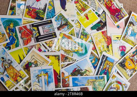 Arrière-plan avec pile de cartes de tarot, le principal pont d'arcana. La magie noire ou le rituel de la magie noire. Effrayant encore la vie avec occulte et ésotérie Banque D'Images