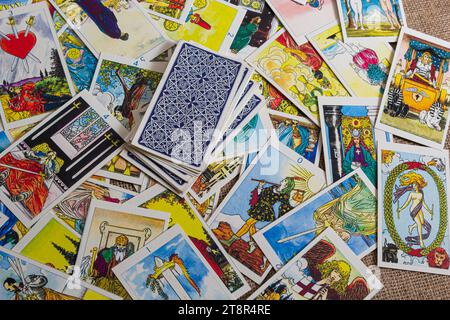 Arrière-plan avec pile de cartes de tarot, le principal pont d'arcana. La magie noire ou le rituel de la magie noire. Effrayant encore la vie avec occulte et ésotérie Banque D'Images