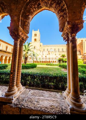 Cloître de la cathédrale de Monreale et jardins à Monreale, Palerme - Sicile, Italie Banque D'Images