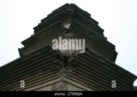 Pagode de la dynastie des Song du Nord : Fengtai ou Phoenix Tower, pagode de la dynastie des Song du Nord contenant prétendument les tombes de deux impératrices. Temple détruit par les seigneurs de la guerre dans les années 1920 et enterré par les Japonais pendant la guerre. Ville de Xinzheng, province du Henan, Chine Banque D'Images