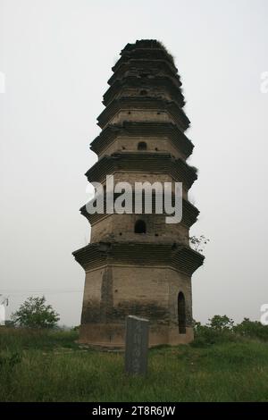 Pagode de la dynastie des Song du Nord : Fengtai ou Phoenix Tower, pagode de la dynastie des Song du Nord contenant prétendument les tombes de deux impératrices. Temple détruit par les seigneurs de la guerre dans les années 1920 et enterré par les Japonais pendant la guerre. Ville de Xinzheng, province du Henan, Chine Banque D'Images