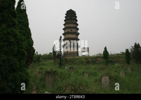Pagode de la dynastie des Song du Nord : Fengtai ou Phoenix Tower, pagode de la dynastie des Song du Nord contenant prétendument les tombes de deux impératrices. Temple détruit par les seigneurs de la guerre dans les années 1920 et enterré par les Japonais pendant la guerre. Ville de Xinzheng, province du Henan, Chine Banque D'Images