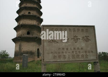 Pagode de la dynastie des Song du Nord : Fengtai ou Phoenix Tower, pagode de la dynastie des Song du Nord contenant prétendument les tombes de deux impératrices. Temple détruit par les seigneurs de la guerre dans les années 1920 et enterré par les Japonais pendant la guerre. Ville de Xinzheng, province du Henan, Chine Banque D'Images