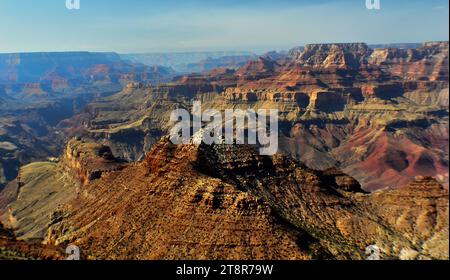 Le Grand Canyon, parc national du Grand Canyon est le 15e plus ancien parc national des États-Unis. Classé au patrimoine mondial de l'UNESCO en 1979, le parc est situé en Arizona. La caractéristique centrale du parc est le Grand Canyon, une gorge du fleuve Colorado, qui est souvent considérée comme l'une des sept merveilles naturelles du monde Banque D'Images