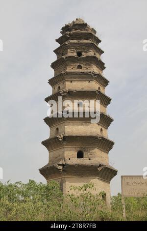 Pagode de la dynastie des Song du Nord : Fengtai ou Tour Phoenix (photo 2014), pagode de la dynastie des Song du Nord contenant prétendument les tombes de deux impératrices. Temple détruit par les seigneurs de la guerre dans les années 1920 et enterré par les Japonais pendant la guerre. Ville de Xinzheng, province du Henan, Chine Banque D'Images