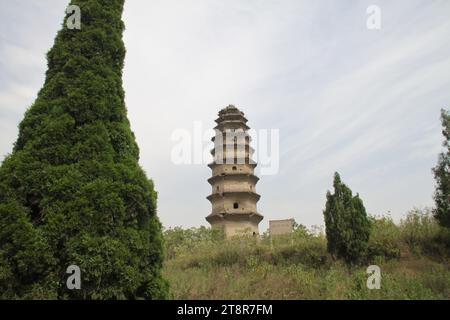 Pagode de la dynastie des Song du Nord : Fengtai ou Tour Phoenix (photo 2014), pagode de la dynastie des Song du Nord contenant prétendument les tombes de deux impératrices. Temple détruit par les seigneurs de la guerre dans les années 1920 et enterré par les Japonais pendant la guerre. Ville de Xinzheng, province du Henan, Chine Banque D'Images