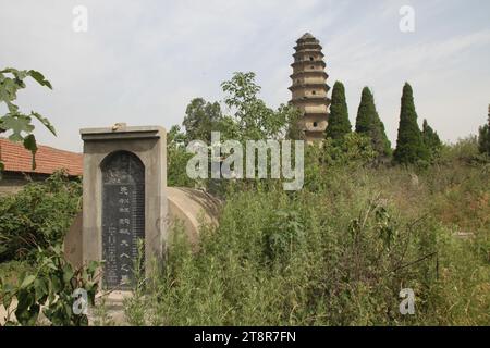 Pagode de la dynastie des Song du Nord : Fengtai ou Tour Phoenix (photo 2014), pagode de la dynastie des Song du Nord contenant prétendument les tombes de deux impératrices. Temple détruit par les seigneurs de la guerre dans les années 1920 et enterré par les Japonais pendant la guerre. Ville de Xinzheng, province du Henan, Chine Banque D'Images