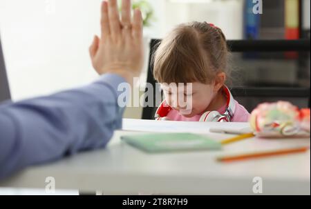 Père leva la main à sa fille au cours de Banque D'Images