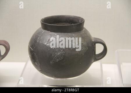 Poterie néolithique, Galerie d'histoire tibétaine, Musée du Tibet, Lhassa Banque D'Images