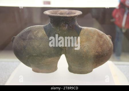 Poterie néolithique, Galerie d'histoire tibétaine, Musée du Tibet, Lhassa Banque D'Images