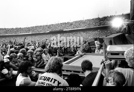 Sécurité devant la scène lors du concert des Rolling Stones dans le stade Feyenoord en juin 1982 -Rotterdam Holland vvbvanbree fotografie Banque D'Images