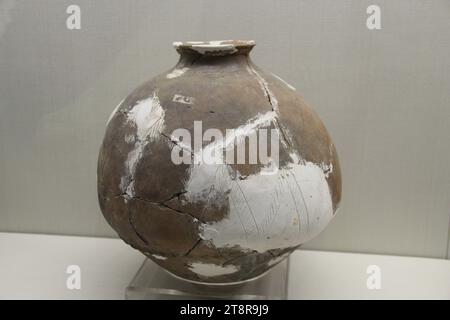 Poterie néolithique, Galerie d'histoire tibétaine, Musée du Tibet, Lhassa Banque D'Images