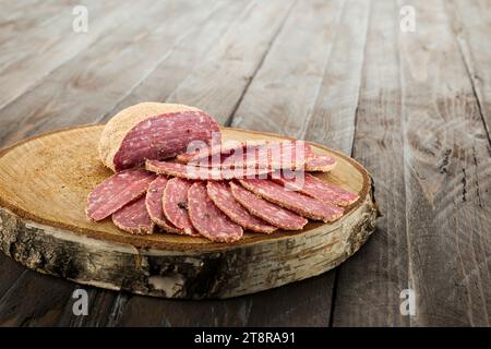 Salami italien tranché sur une planche à découper. Banque D'Images