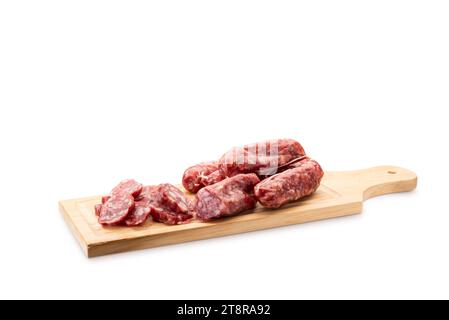 Salami italien tranché sur planche à découper isolé sur fond blanc, Banque D'Images