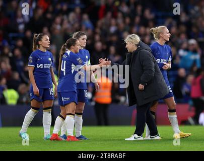 Londres, Royaume-Uni. 18 novembre 2023. Fran Kirby de Chelsea avec Emma Hayes Manager de Chelsea lors du match de FA Women's Super League à Stamford Bridge, Londres. Le crédit photo devrait se lire : David Klein/Sportimage crédit : Sportimage Ltd/Alamy Live News Banque D'Images