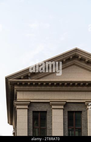 Un extérieur de bâtiment de style vintage traditionnel avec un ciel vide pour l'espace de copie Banque D'Images