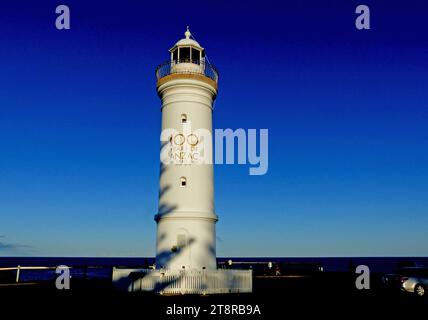 Kiama Light, également connu sous le nom de Kiama Harbour Light, est un phare actif situé à Kiama, en Nouvelle-Galles du Sud, en Australie. Le phare est situé près du Kiama Blowhole sur Blowhole point, au sud du port de Kiama Banque D'Images