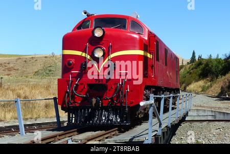 Locomotive diesel-électrique de classe DG, ces locos de classe DG ex New Zealand Rail ont été construits par English Electric en Angleterre en 1956, dont deux sont préservés en état de fonctionnement par le Weka Pass Railway. Ces locos pesant plus de 65 tonnes pour seulement 750 ch, sont dans le vrai style britannique «construit comme une brique hors-maison». Mais cela signifie qu'ils ont été construits pour durer, la plupart des panneaux de carrosserie sont galvanisés Banque D'Images