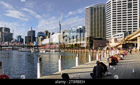 Détente à Cockle Bay Sydney, Cockle Bay est une petite baie dans le centre-ville de Sydney, Nouvelle-Galles du Sud, Australie. Il est situé à la limite ouest du quartier central des affaires de Sydney Banque D'Images