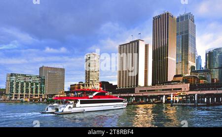 Circular Quay Sydney, Circular Quay est un port de Sydney, en Nouvelle-Galles du Sud, en Australie, à la limite nord du quartier central des affaires de Sydney, sur Sydney Cove, entre Bennelong point et The Rocks. Il fait partie de la zone de gouvernement local de la ville de Sydney Banque D'Images