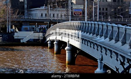 Queens Bridge. Melbourne.Aust, Queens Bridge qui traverse la Yarra à l'extension sud de Market Street, a remplacé une passerelle en bois plus ancienne érigée en 1860, connue sous le nom de Falls Bridge. La structure actuelle, nommée d'après la reine Victoria, a été conçue par Frederick M Hynes, ingénieur concepteur en chef pour le « Harbour Jetties and Coast Works Department » du ministère des travaux publics. L'entrepreneur principal pour sa construction était David Munro, qui a également érigé Princes Bridge, et le Sandridge Railway Bridge sur la rivière Yarra. Le pont a été officiellement inauguré par le gouverneur, Lord Hopetoun Banque D'Images