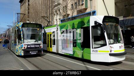 Melbourne transport, Yarra trams est le nom commercial du réseau de tramways de Melbourne, qui appartient à VicTrack et qui est loué à Yarra trams par public transport Victoria pour le compte du gouvernement de l'État de Victoria. La franchise actuelle est exploitée par Keolis Downer. En mai 2014, les tramways Yarra exploitaient 487 tramways, répartis sur 26 lignes de tramway et un tramway touristique City Circle gratuit, plus de 1 763 arrêts de tramway. Avec 250 km (155,3 mi) de double voie, le réseau de tramways de Melbourne est le plus grand au monde Banque D'Images