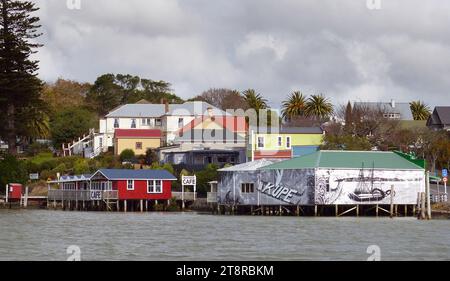 Un front de mer urbain. Rawene. NZ, Rawene est également un endroit pour déguster un excellent expresso, des pizzas gastronomiques et des boutiques fascinantes d'art et d'artisanat. Promenez-vous sur la mangrove Walkway, qui offre une vue intéressante sur un habitat marécageux. Un service de ferry circule entre Rawene et Kohukohu - qui a également une scène artistique animée - ce qui permet d'explorer le côté nord plus isolé de Hokianga Harbour.awene. NZ Banque D'Images