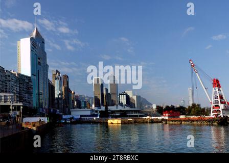 Hong Kong Waterfront., Hong Kong est une ville, et ancienne colonie britannique, dans le sud-est de la Chine. Dynamique et densément peuplé, c'est un port majeur et un centre financier mondial célèbre pour son horizon bordé de tours. Il est également connu pour sa scène gastronomique animée - du dim sum cantonais au thé extravagant - et ses boutiques, avec des options allant du chaotique marché nocturne de Temple Street aux innombrables tailleurs sur mesure de la ville Banque D'Images