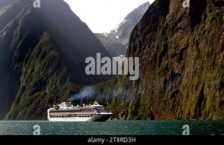 Croisière Milford Sound. Daimond Princess, la majorité des compagnies de croisière visitent la Nouvelle-Zélande pendant la saison des croisières d'été d'octobre à avril. Une saison de croisière hivernale plus courte s'étend également d'avril à juillet. La plupart des grandes compagnies de croisière du monde offrent des services de croisière en Nouvelle-Zélande. Au cours d'une année typique, plus de 25 navires différents visitent la côte néo-zélandaise. Les croisières entre l'Australie et la Nouvelle-Zélande offrent la possibilité de parcourir la longueur des îles du Nord et du Sud. La plupart partent d'Auckland, en Nouvelle-Zélande, ou Sydney, Melbourne ou Brisbane en Australie. Banque D'Images