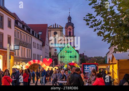 Die zur Veranstaltung Lumières Bunt beleuchtete Innenstadt mit der Kirche St. Dionysius in Neckarsulm, Baden-Württemberg, Deutschland | Shoppi Banque D'Images