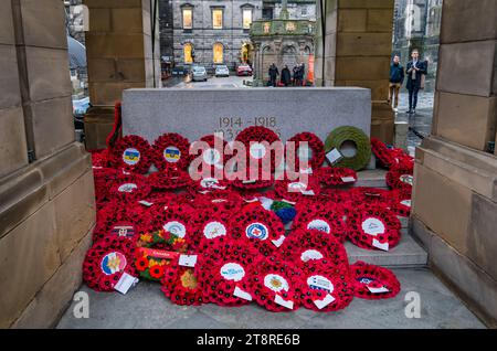 Couronnes de coquelicots au mémorial de guerre le jour du souvenir, City Chambers, Royal Mile, Édimbourg, Écosse, ROYAUME-UNI Banque D'Images