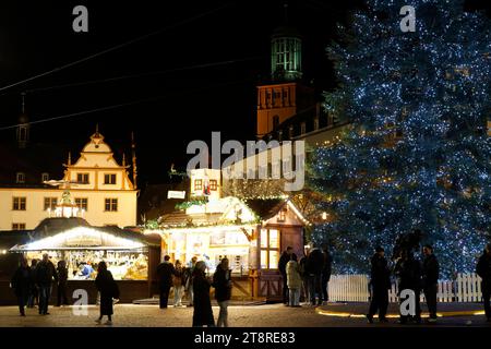 Darmstadt Impressionen 20.11.2023 Eröffnung Weihnachtsmarkt mit festlich geschmücktem Weihnachtsbaum auf dem Marktplatz Darmstadt Hessen Deutschland *** Darmstadt impressions 20 11 2023 ouverture du marché de Noël avec sapin décoré de manière festive sur la place du marché Darmstadt Hesse Allemagne crédit : Imago/Alamy Live News Banque D'Images