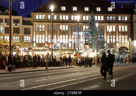 Darmstadt Impressionen 20.11.2023 Weihnachtslichter auf und neben dem Weihnachtsmarkt auf dem Marktplatz am ersten Tag zur Eröffnung mit Blick auf den Weihnachtsbaum Darmstadt Hessen Deutschland *** Darmstadt impressions 20 11 2023 Lumières de Noël sur et à côté du marché de Noël sur la place du marché le premier jour ouverture avec vue sur le sapin de Noël Darmstadt Hesse Allemagne crédit : Imago/Alamy Live News Banque D'Images