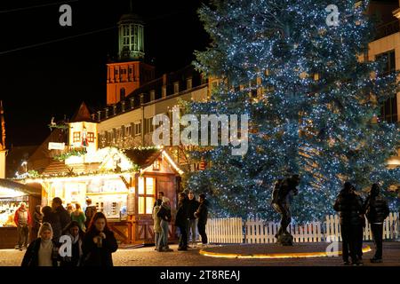 Darmstadt Impressionen 20.11.2023 Eröffnung Weihnachtsmarkt mit weihnachtlich geschmücktem Weihnachtsbaum auf dem Marktplatz Darmstadt Hessen Deutschland *** Darmstadt impressions 20 11 2023 ouverture du marché de Noël avec sapin de Noël décoré de manière festive sur la place du marché Darmstadt Hesse Allemagne crédit : Imago/Alamy Live News Banque D'Images