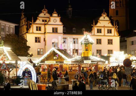 Darmstadt Impressionen 20.11.2023 Weihnachtslichter auf und neben dem Weihnachtsmarkt auf dem Marktplatz am ersten Tag zur Eröffnung mit Blick auf das Alte Rathaus Darmstadt Hessen Deutschland *** Darmstadt impressions 20 11 2023 Lumières de Noël sur et à côté du marché de Noël sur la place du marché le premier jour l'ouverture avec une vue de l'ancien hôtel de ville Darmstadt Hesse Allemagne crédit : Imago / Alamy Live News Banque D'Images