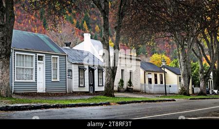 Historique Arrowtown Otago NZ, Arrowtown est une ville minière historique dans la région d'Otago dans l'île du Sud de la Nouvelle-Zélande. Arrowtown est situé sur les rives de la rivière Arrow, à environ 7,5 km de la State Highway 6. Il y a aussi un accès routier direct à Queenstown via la gorge de Shotover et une troisième route via le pittoresque lac Hayes Banque D'Images