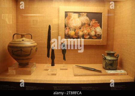 Musée hellénique de la guerre poterie et lances de bronze, Musée de la guerre d'Athènes, Athènes, Grèce Banque D'Images