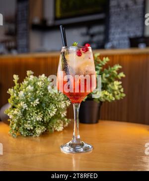 Cocktail de groseilles fraîches. Cocktail frais d'été avec groseilles rouges et glaçons. Banque D'Images