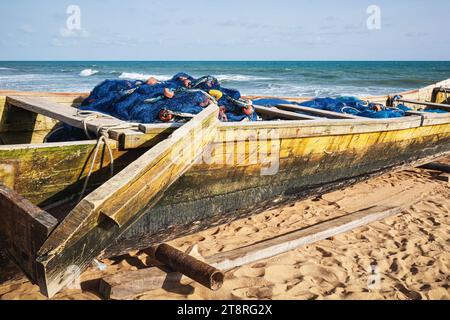 Bateau de pêche traditionnel - route des Peches, Cotonou, Bénin Banque D'Images