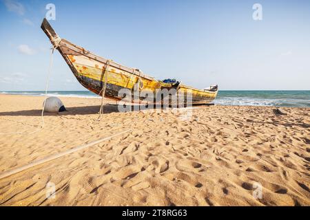 Bateau de pêche traditionnel - route des Peches, Cotonou, Bénin Banque D'Images