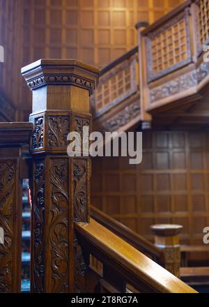 L'escalier en bois orné à l'intérieur du manoir de Bletchley Park. Banque D'Images